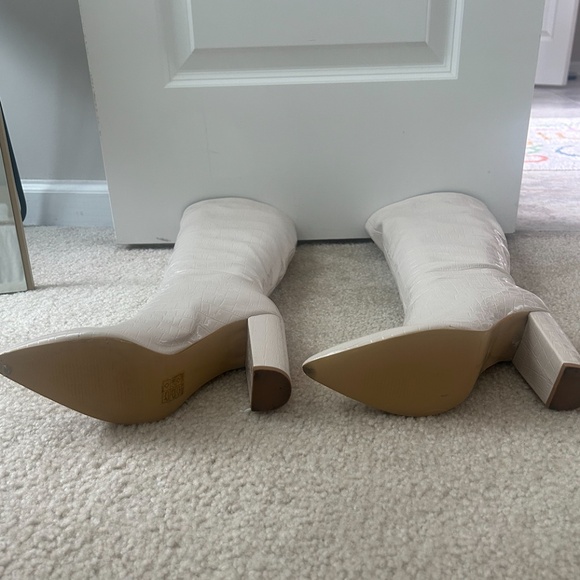 Lulus Cream Croc-Embossed Pointed-Toe Knee High Boots Size 8, never worn - Picture 3 of 7